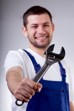 İngiliz anahtarı olan adam.