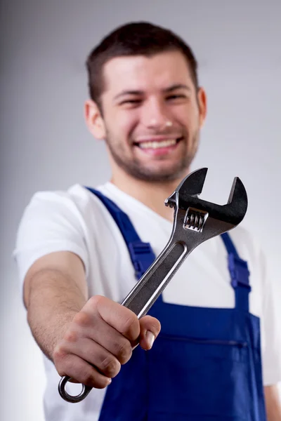 Hombre con llave inglesa — Foto de Stock