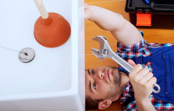 Зручний чоловік ремонтує раковину у ванній — стокове фото