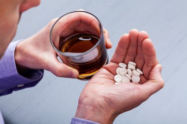 brandy ve hapları ile intihar