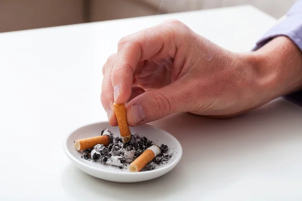 Askfat med cigaretter — Stockfoto