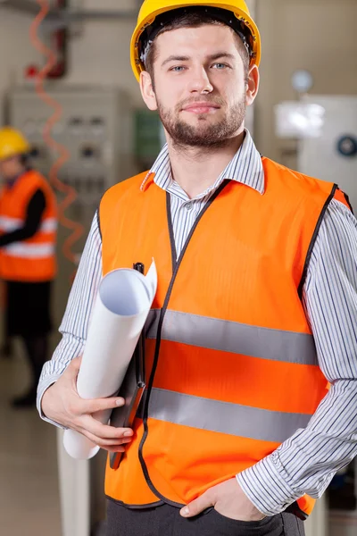 Engineer holding project, vertical — Stock Photo, Image