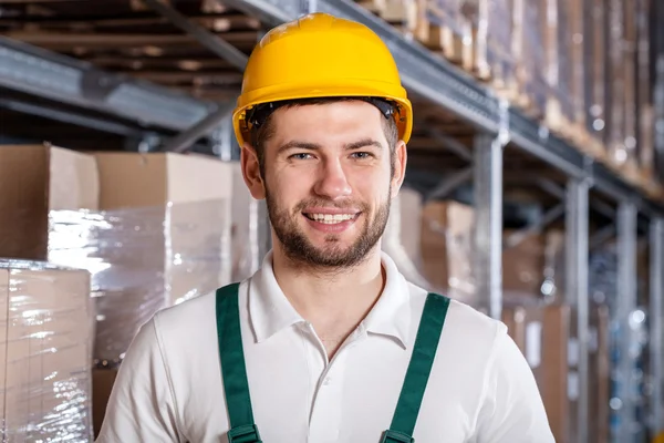 Werknemer in magazijn — Stockfoto