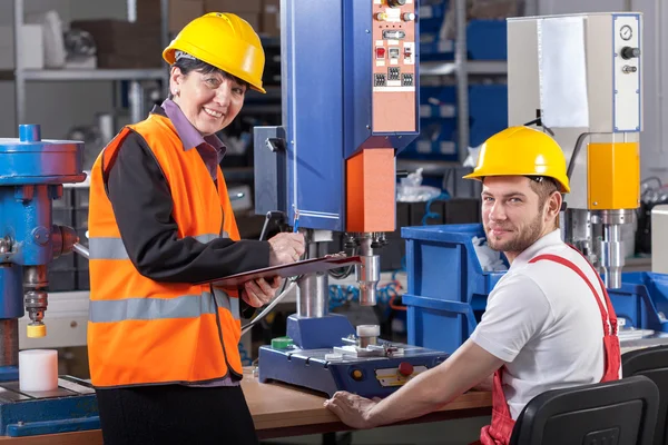 Produktionsmitarbeiter am Arbeitsplatz und Supervisor — Stockfoto