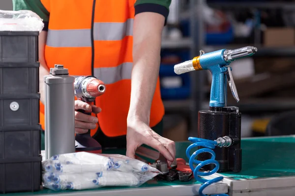 Produktionsarbeiter am Arbeitsplatz — Stockfoto