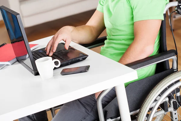 Travaux de bureau en fauteuil roulant — Photo