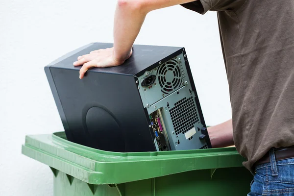 Wegwerfen alter Computer — Stockfoto