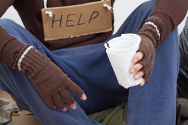 Evsiz sadaka için bekliyor