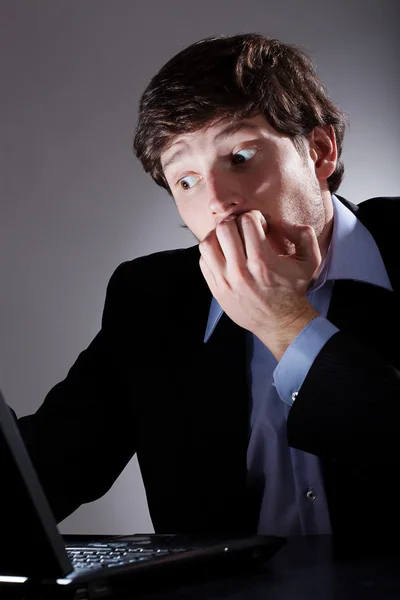 Man terrified looking at his laptop — Stock Photo, Image