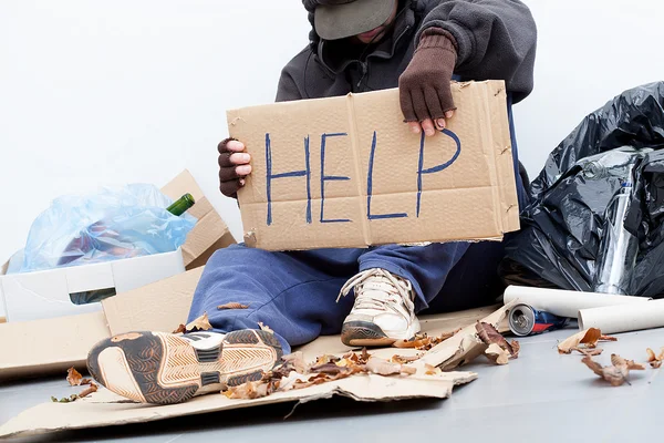 Бездомный просит о помощи — стоковое фото