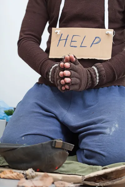 Sem-abrigo a pedir dinheiro na rua — Fotografia de Stock
