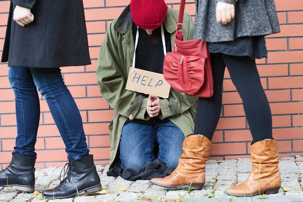 Люди, проходящие мимо бездомного — стоковое фото