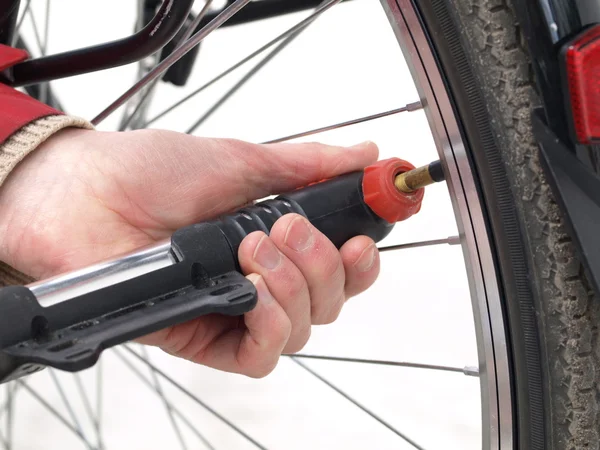 Pumping a tire — Stock Photo, Image