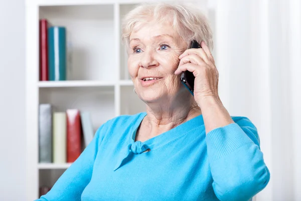 Senior kvinna talar på mobiltelefon — Stockfoto