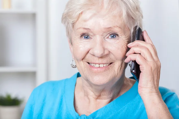 Seniorin telefoniert mit Handy — Stockfoto