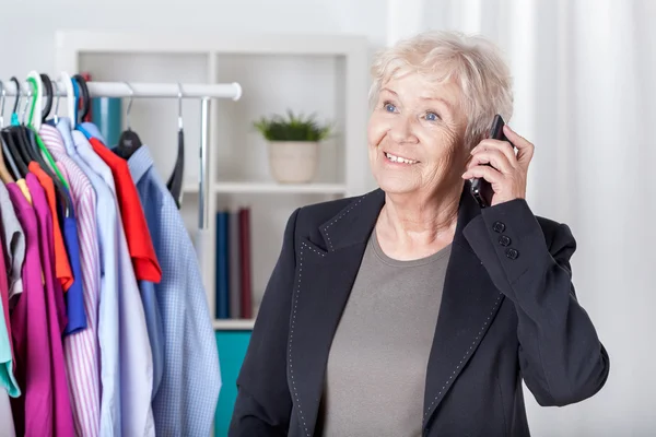 Seniorin vermittelt Treffen — Stockfoto