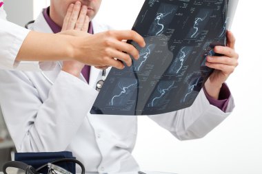 Doktorlar konsültasyon