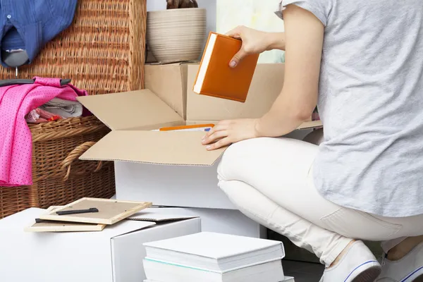 Woman packing house stuff — Stock Photo, Image