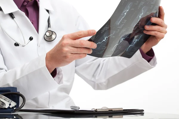 Doctor making a diagnosis for a patient — Stock Photo, Image