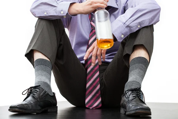 Ontslagen werknemer met een fles rum — Stockfoto