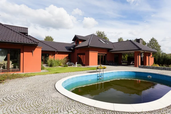 Villa mit Schwimmbad — Stockfoto