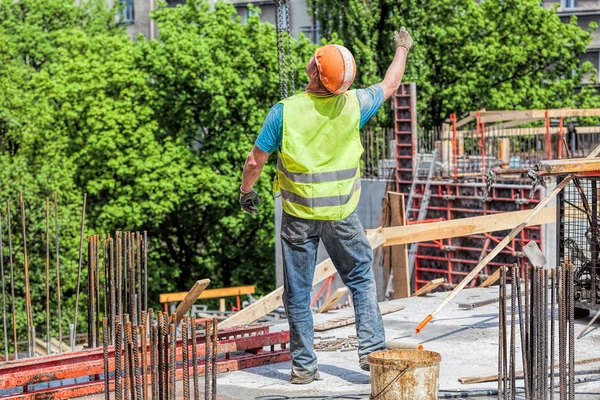 Worker on the construction site — Stock Photo, Image