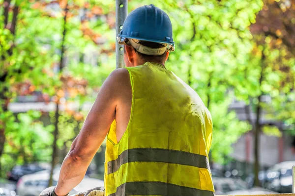 Lavoratore in giubbotto giallo — Foto Stock