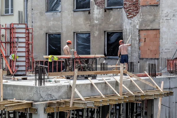 Workers on roof — Stock Photo, Image