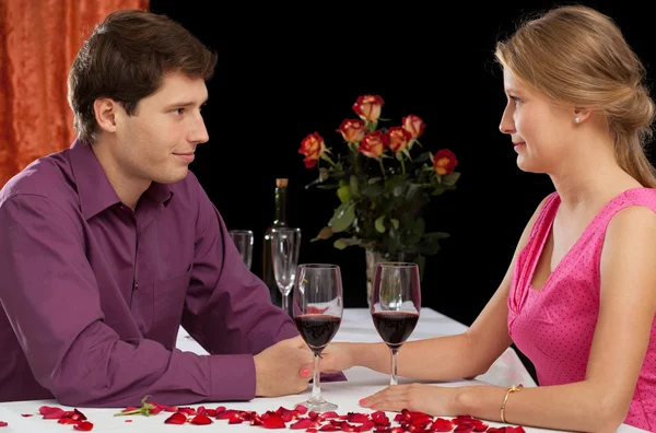 Una coppia a cena romantica — Foto Stock