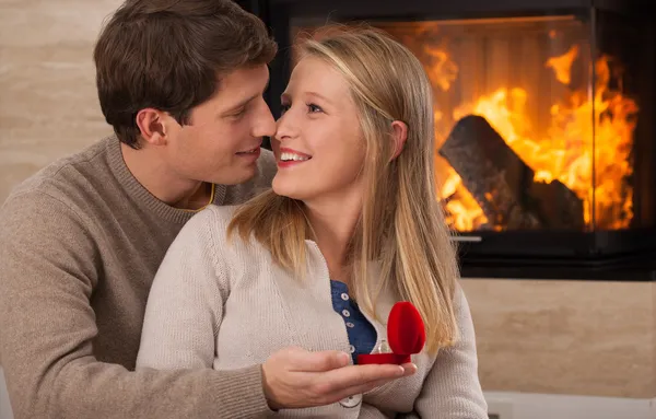 Pareja comprometida en casa — Foto de Stock