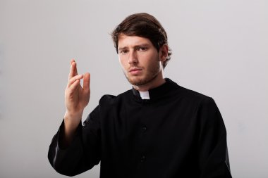 Rahip bir nimet veriyor