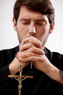 Rahip tesbih dua ediyor