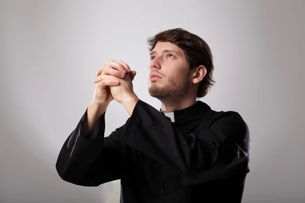 El sacerdote está rezando — Foto de Stock