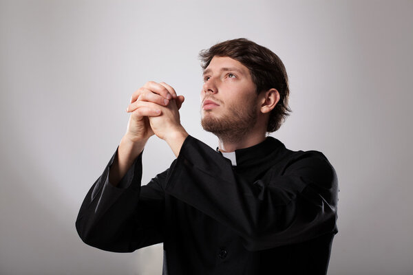 Священник молится.
