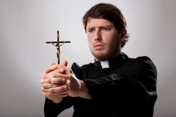 Kněz s kříž — Stock fotografie