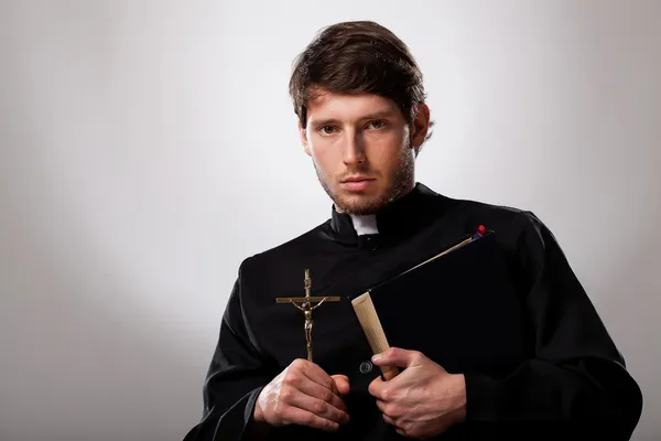 Священник с крестом и святой библией — стоковое фото
