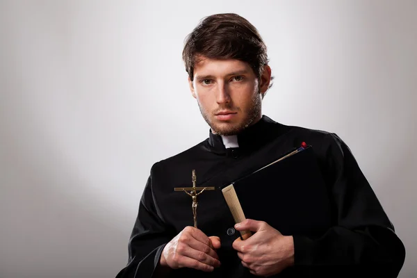 Sacerdote con cruz y santa Biblia — Foto de Stock