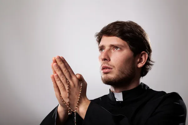 Priest with rosary — Stock Photo, Image