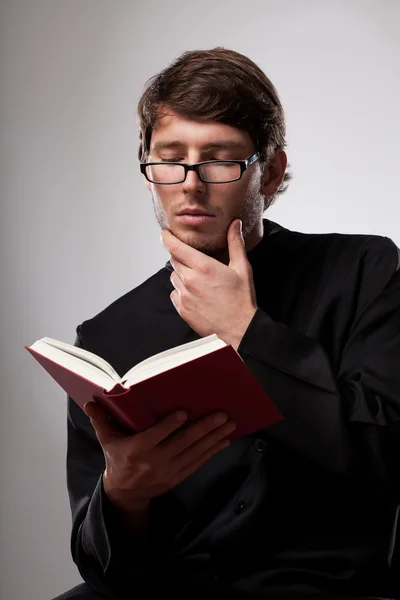 Ιερέας διαβάζει — Φωτογραφία Αρχείου