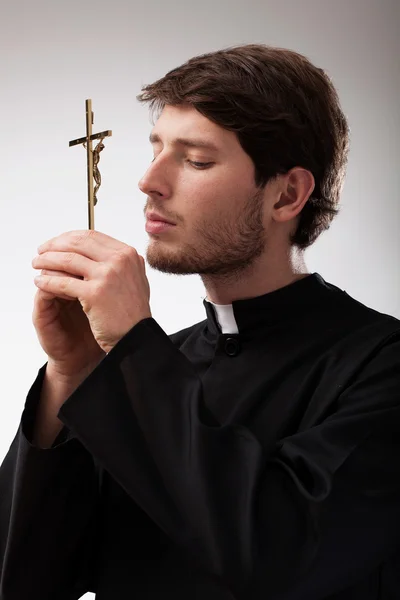 Sacerdote rezando para cruzar — Foto de Stock