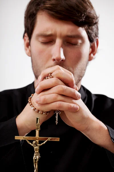 Priest is praying the rosary — Stock Photo, Image