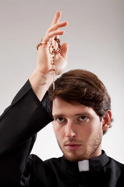 Priest with rosary — Stock Photo, Image