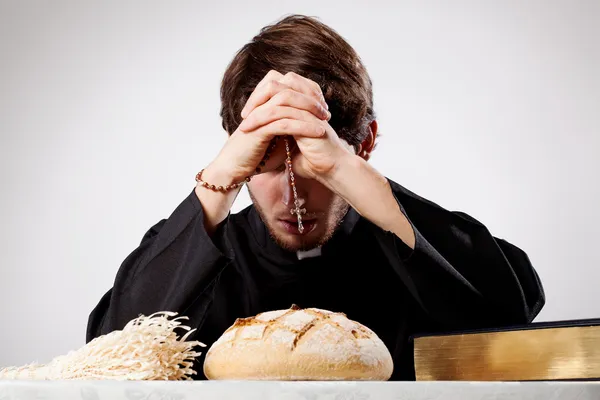 Priest is praying — Stock Photo, Image
