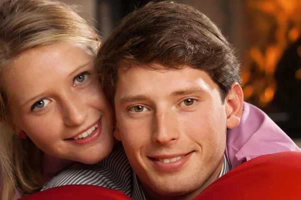 Jovem casal sorrindo — Fotografia de Stock