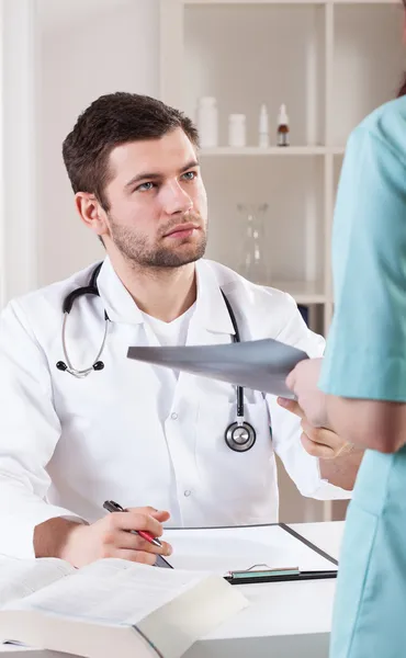 Medico durante il lavoro — Foto Stock