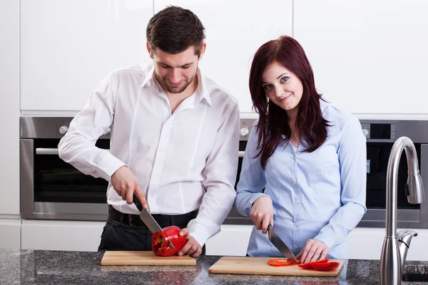 Paar bereitet Mahlzeit zu — Stockfoto