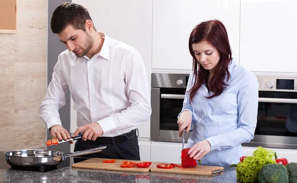 Man en vrouw eten koken — Stockfoto