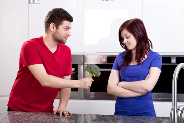 Esposa disgustada de pie en la cocina Imágenes De Stock Sin Royalties Gratis