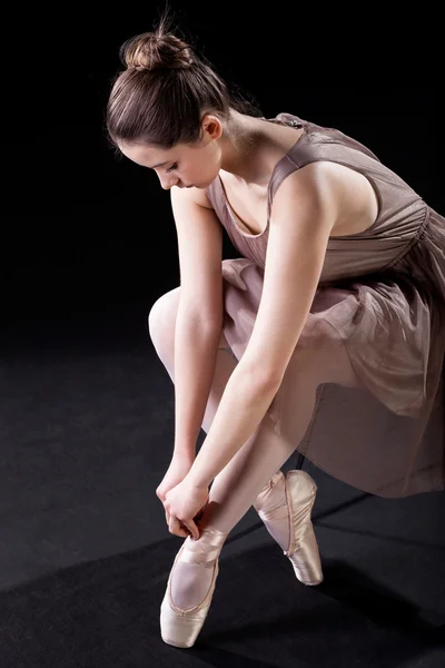 Tying pointe shoes — Stock Photo, Image