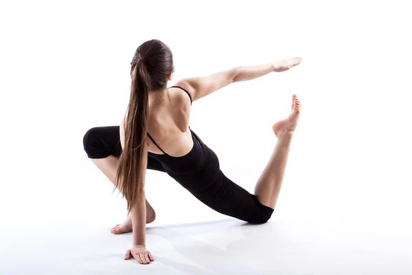 Een fit vrouw haar lichaam uitrekken — Stockfoto